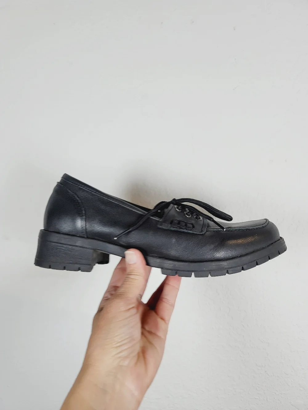 Softreads Classic Black Leather Lace-Up Women’s Loafers, Size 9